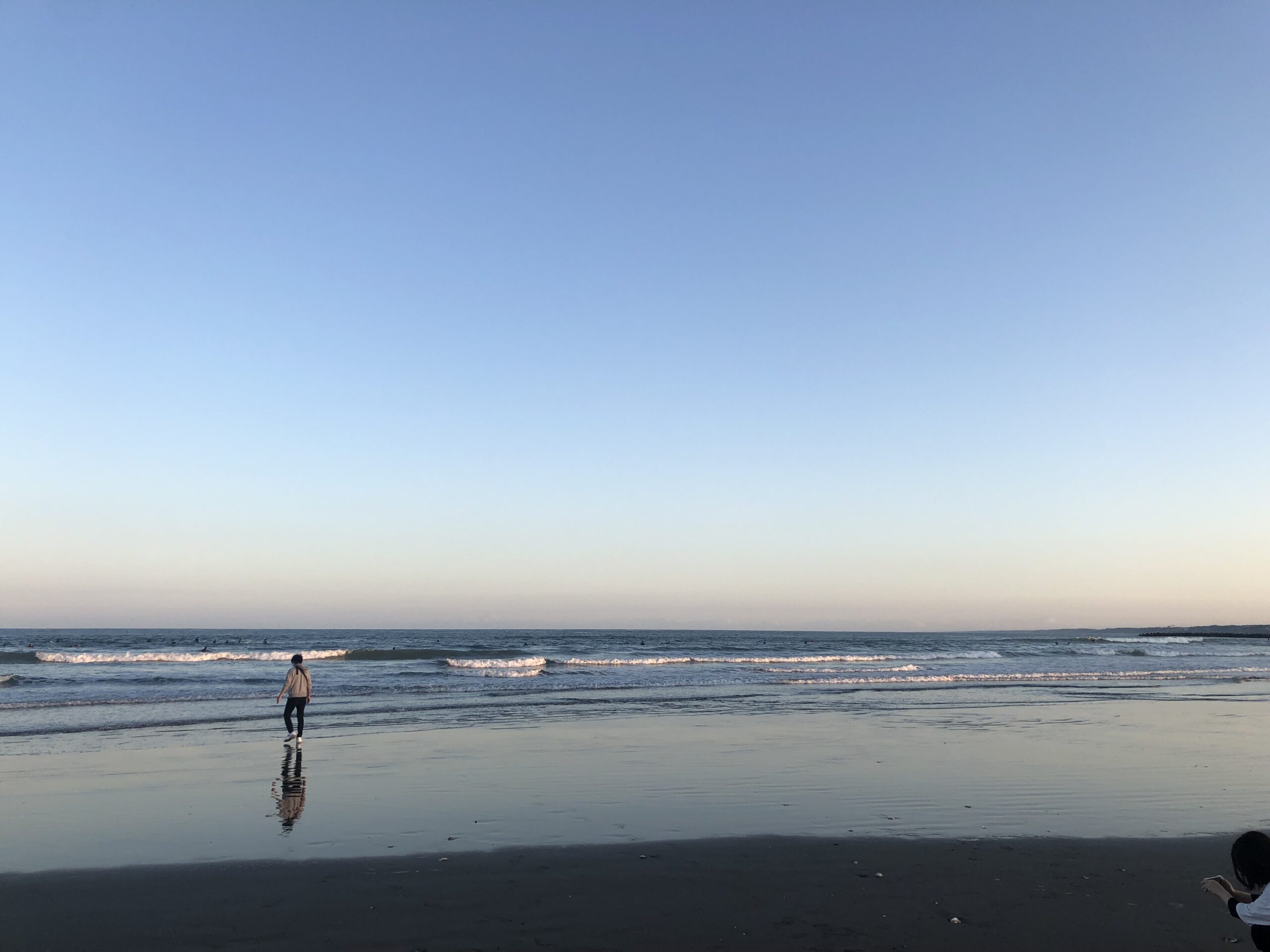 夕方の大洗サンビーチで海を眺める風景