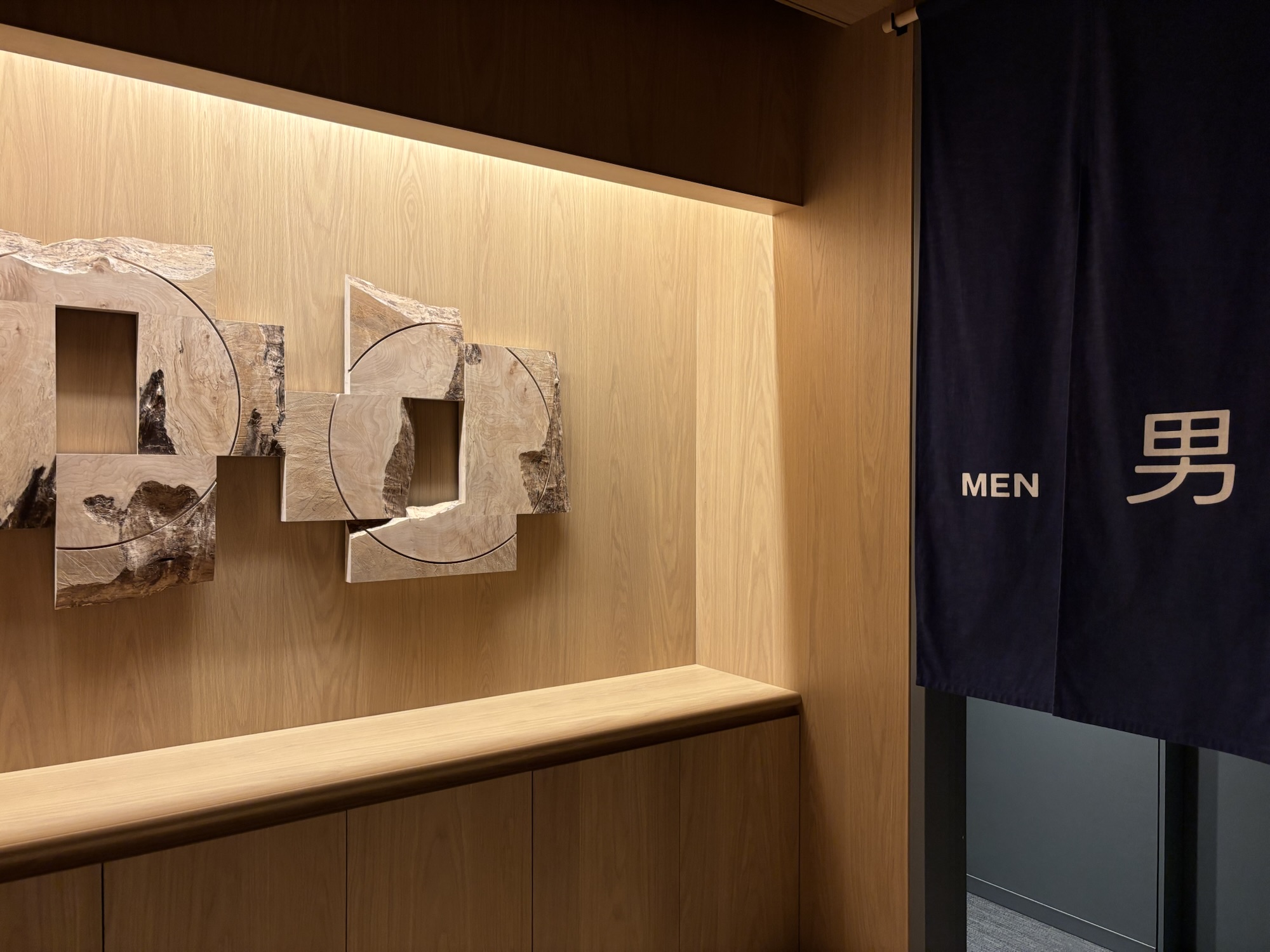 門仲SAUNAS LOの更衣室手前の入口